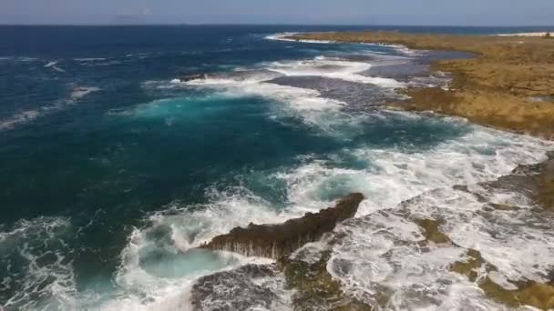 静止した航空写真ビュー北海岸ビーチ波岩波します — ストック動画