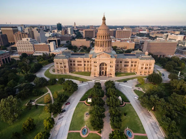 シティホテルロン スター州テキサス旗飛行夜オースティン議事堂 — ストック写真