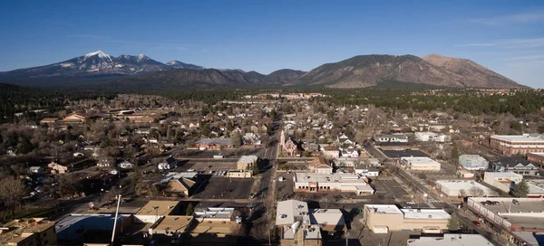 Flagstaff Arizona Cidade Skyline vista aérea Humphrey 's Peak — Fotografia de Stock