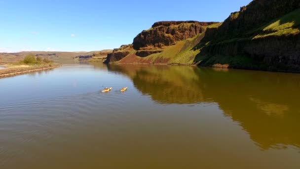 Kayaks Amarillos Gemelos Entran Río Palouse Remo Recreación Aire Libre — Vídeos de Stock