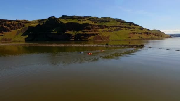 皮划艇运动员集团进入帕卢斯河划船户外休闲娱乐 — 图库视频影像