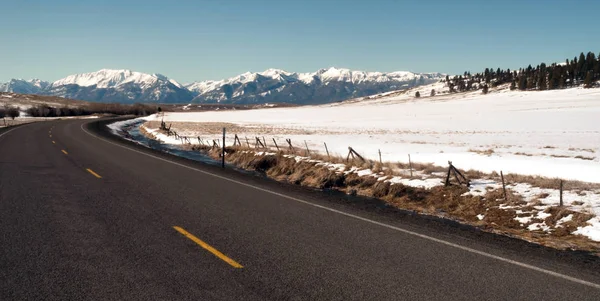 Roaad Curves Towards The Wallowa Mountains Joseph Oregon USA — Stock Photo, Image