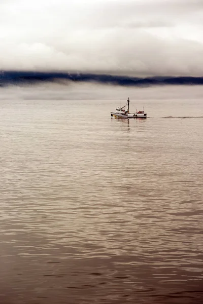 Osamělý rybářské lodi motory Out průliv do moře — Stock fotografie