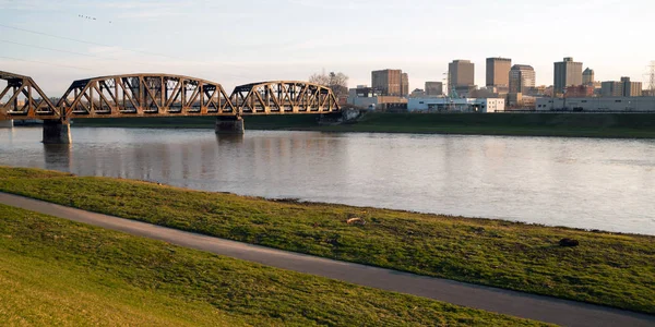 Ensam söndag morgon Msd River Downtown City Skyline Dayton Ohio — Stockfoto