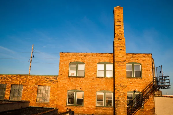 Abandonado Armazém Sunrise cor dourada tijolo edifício — Fotografia de Stock