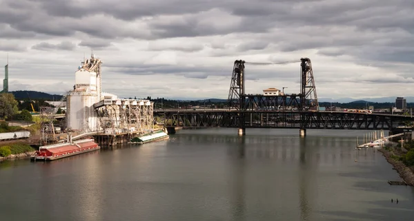 Barca de elevador de grãos Carregando Willamette River Steel Bridge Portland — Fotografia de Stock