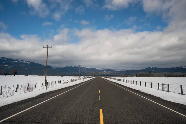 Suché silnici zimní sezóně venkovské zemědělské půdy Spojené státy — Stock fotografie