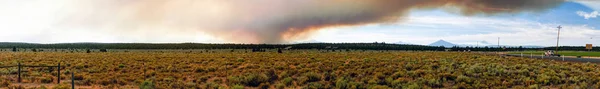 Длинный панорамный каскадный лесной лесной пожар — стоковое фото