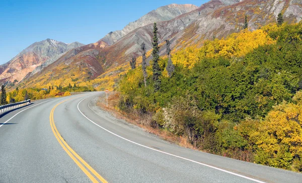 Roadside Sign Marker indica que la foto se retira hacia adelante Alaska —  Fotos de Stock