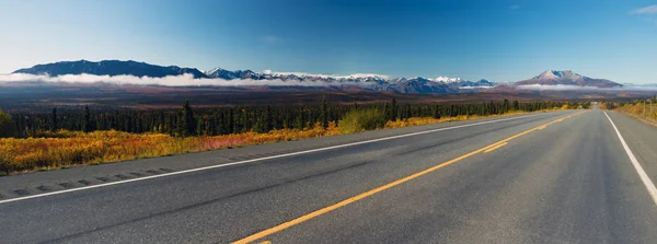 Mountains To Tundra Valley View Two Lane Highway Alaska United Statea — Stock Photo, Image