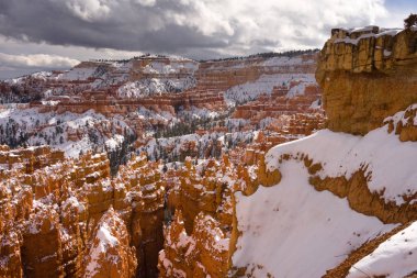 Taze kar battaniye Bryce Canyon kaya oluşumları Utah ABD