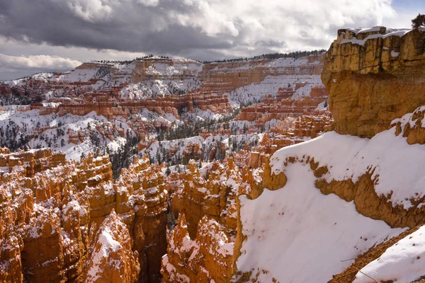 Friss hó takaró Bryce Canyon Rock formációkban Utah Amerikai Egyesült Államok — Stock Fotó