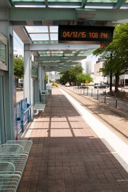 Kuzeye giden kırmızı çizgi Magowan Street Metro Transit tren platformu 
