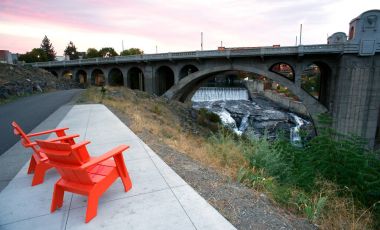 Oturma alan sandalye Riverfront görünümü kemer köprü Spokane Washington
