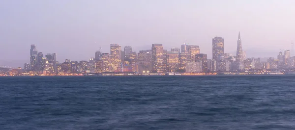 Waterfront centrum City Skyline Port San Francisco Californië mist — Stockfoto
