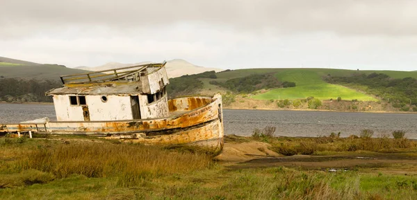 Övergivna fartyg ruttnande båt Point Reyes Seashore California — Stockfoto