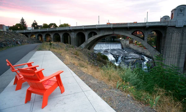 Área de estar Cadeiras Riverfront View Arch Bridge Spokane Washington — Fotografia de Stock