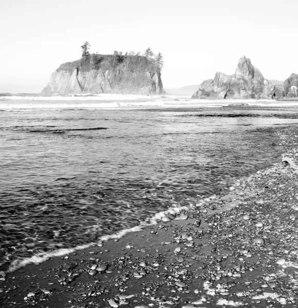 Pacific Ocean Bluffs Buttes Vagues blanches sur la côte rocheuse — Photo