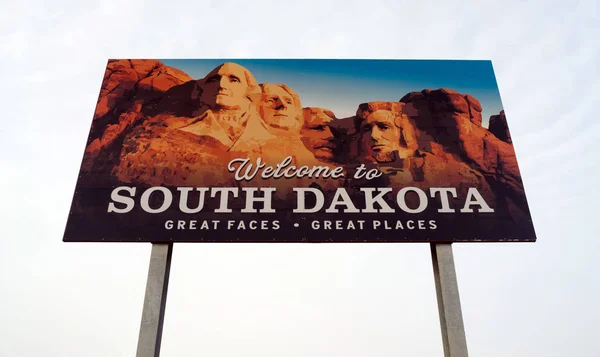 Welkom in South Dakota grote gezichten plaatsen Highway teken — Stockfoto