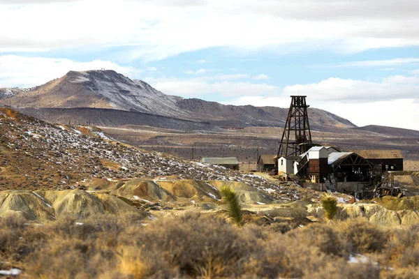 Eixo de mina abandonado Nevada Território Montanha Inverno — Fotografia de Stock
