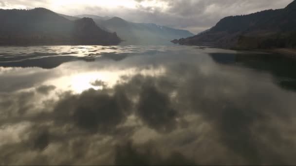 Volo Aereo Sopra Foggy Columbia River Gorge Oregon Washington — Video Stock