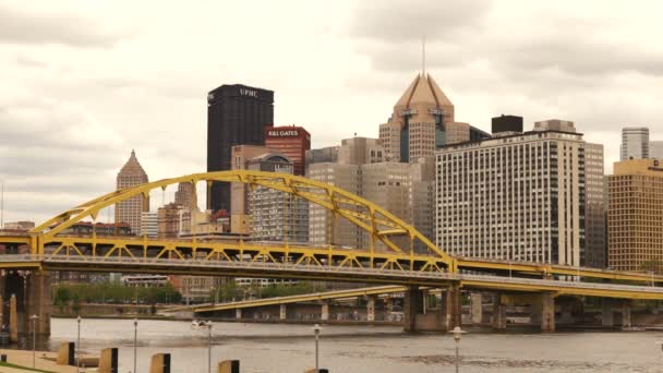 Yellow Bridge Three Rivers Pittsburgh Downtown Skyline — стоковое видео