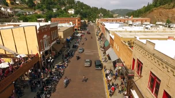 Моторалли Aerial View Deadwood South Dakota Downtown — стоковое видео