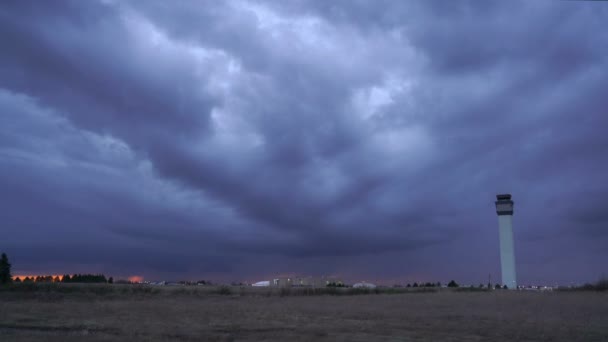 Unwetter Zieht Über Kontrollturm Des Flughafens — Stockvideo