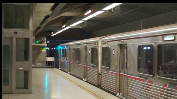 Metro Platform Trein Verlaten Van Het Station Los Angeles Ondergrondse — Stockvideo