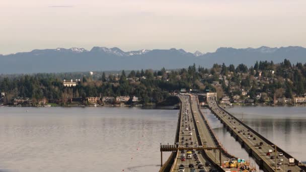 Flytande Bron Bär Highway Traffic Över Lake Washington — Stockvideo