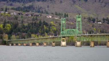 Köprüde Hood River Oregon altında güçlü Columbia akar