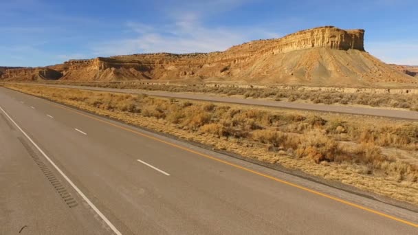Rojo Semi Camión Wheeler Utah Rojo Roca Carretera Transporte — Vídeo de stock