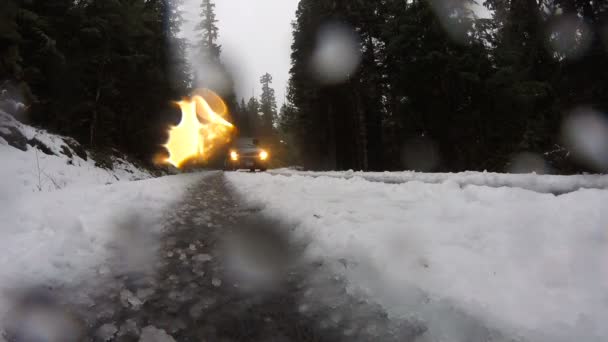 Van Drives Splashing Snow Frozen Icy Road Condiciones Invierno — Vídeo de stock