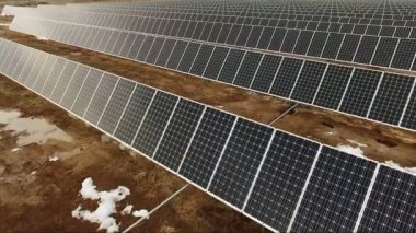 Büyük yeşil alternatif enerji güneş enerjisi santralleri güneş panelleri toplama