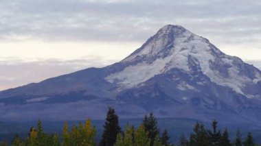 Günbatımı Mount Hood Timberline Meadows Creek taze kar anteni