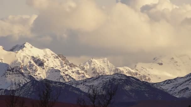 Nubes Rodando Sobre Los Altos Picos Cordillera Alaska — Vídeo de stock