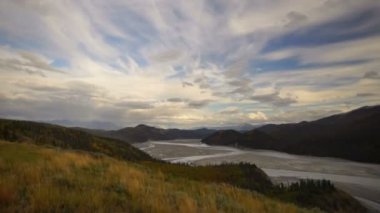 Bulutlar Wrangell dağlar yağmur fırtınası nehir havzası Alaska geçmek