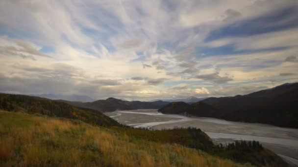云越过兰格尔山暴雨河流域阿拉斯加 — 图库视频影像