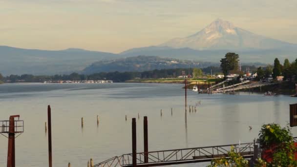 Riverfront Columbia River Hood Portland Oregon — Vídeo de stock