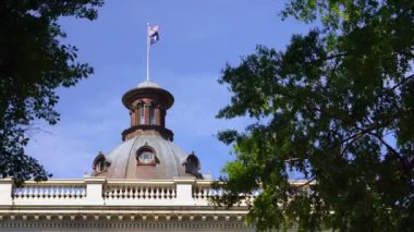 Güney Carolina State Capital Building gerekçesiyle ağaçlar rüzgar esiyor