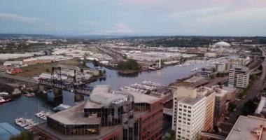 Bina Downtown Tacoma Washington gelgit daire ve liman üzerinde arka planda uçan yaptı