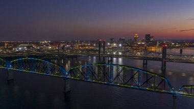 Büyük Dörtlü Köprüsü yayaların Louisville ve Jeffersonville arasındaki Ohio Nehri 'ni geçmesine yardım ediyor.