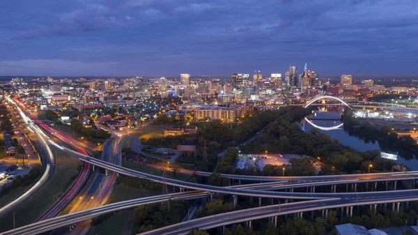 Frühmorgenverkehr sorgt für Lichtstreifen bei Langzeitbelichtung in Nashville — Stockfoto