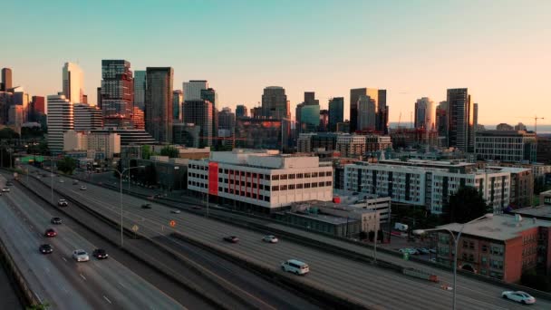 Rush Hour Seattle Interstate Tagli Attraverso Centro Della Città Skyline — Video Stock