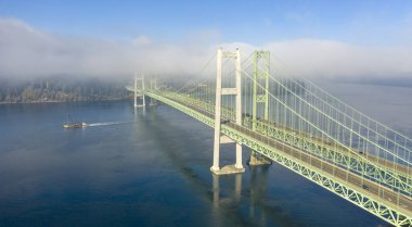 Commutters seyahat sırt ve ileri Tacoma Narrows köprüler Tacoma