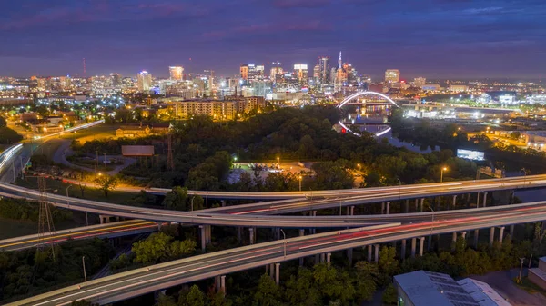 El tráfico temprano en la mañana crea una racha de luz en exposición prolongada en Nashville —  Fotos de Stock