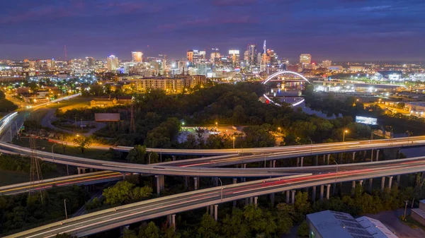 Wczesnym rankiem ruchu tworzy smugę światła w długiej ekspozycji w Nashville — Zdjęcie stockowe