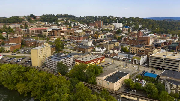 Tarde tarde sol bate edifícios e arquitetura em Morgantown WV — Fotografia de Stock