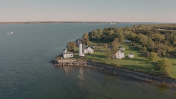 Воздушный Вид Маяка Тиббетс Пойнт Озере Онтарио Штате Нью Йорк — стоковое видео