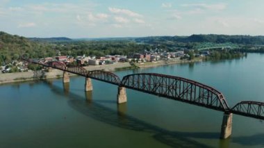 Mason County 'de, Point Pleasant WV 4K UHD' deki ilçe koltuğu üzerinde hava görüntüsü.